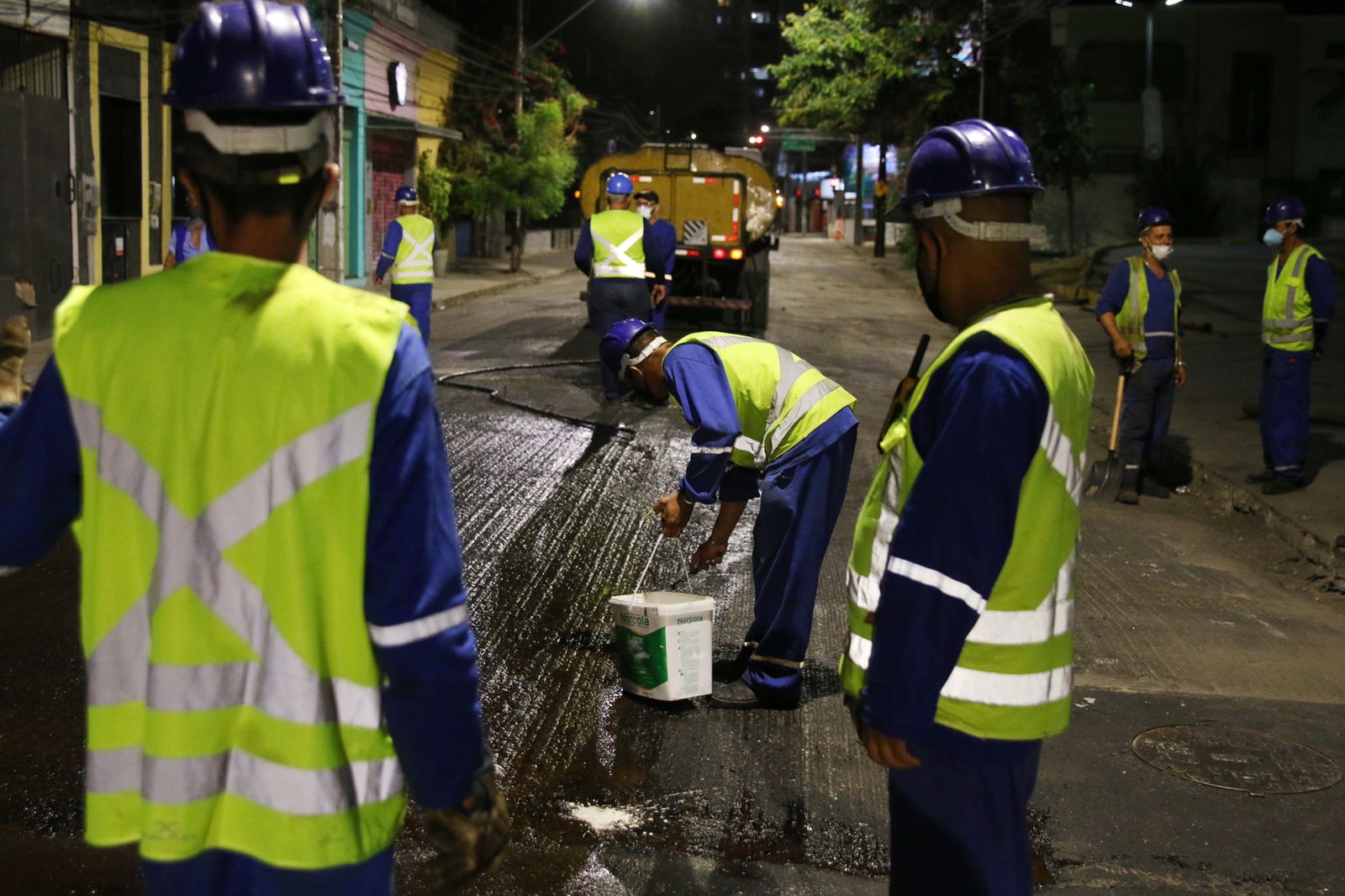 Importante corredor da cidade recebeu obra de drenagem e agora passa por recapeamento com material mais resistente.

 (Marcos Pastich / PCR)