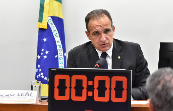 Parlamentares rejeitaram destaques que propunham mais transparência e menos recursos para emendas de relator. Parecer preliminar do deputado Hugo Leal (PSD-RJ) está mantido
(Foto: Reila Maria/Câmara dos Deputados
) Parlamentares rejeitaram destaques que propunham mais transparência e menos recursos para emendas de relator. Parecer preliminar do deputado Hugo Leal (PSD-RJ) está mantido
(Foto: Reila Maria/Câmara dos Deputados
)