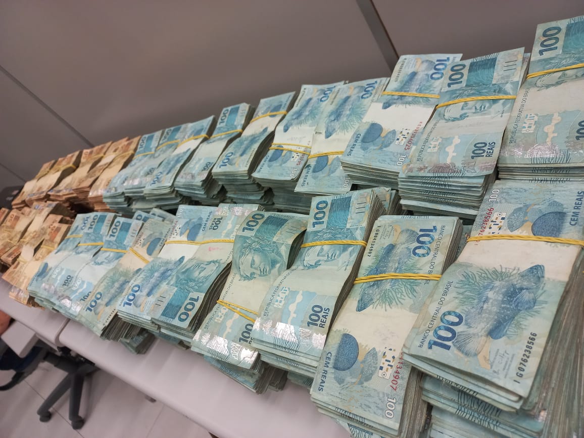 Polícia Federal apreende um milhão trezentos e oitenta mil reais no ...