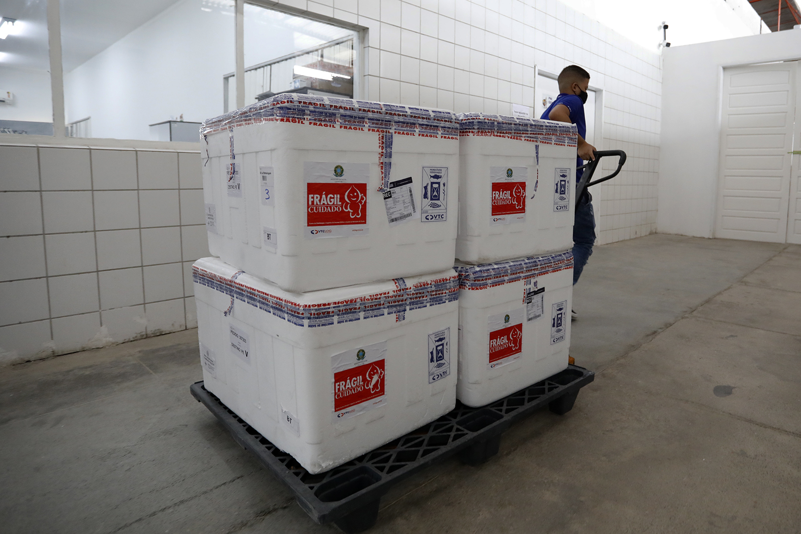 Os 19.450 imunizantes recebidos serão distribuídos de forma proporcional entre os municípios. (Hélia Scheppa/Arquivo/SEI)
Os 19.450 imunizantes recebidos serão distribuídos de forma proporcional entre os municípios. (Hélia Scheppa/Arquivo/SEI)
