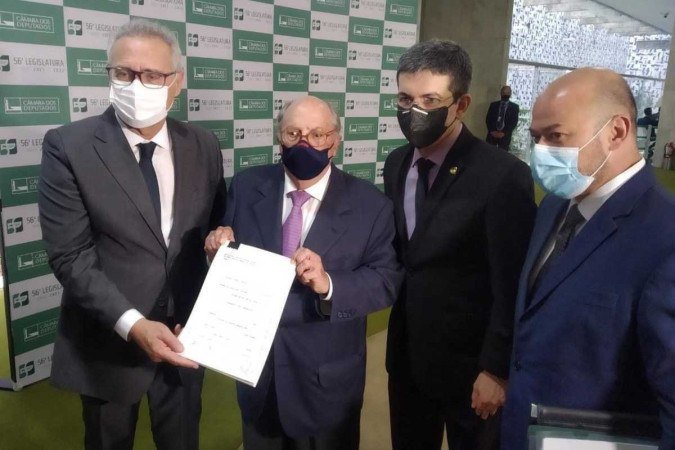 Documento é assinado por 17 juristas e um médico. Entre eles estão os ex-ministros da Justiça Miguel Reale Júnior e José Carlos Dias. (Israel Medeiros/CB/D.A. Press) Documento é assinado por 17 juristas e um médico. Entre eles estão os ex-ministros da Justiça Miguel Reale Júnior e José Carlos Dias. (Israel Medeiros/CB/D.A. Press)