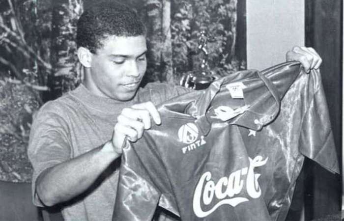 Emoção de Ronaldo em receber a camisa do Cruzeiro (
Foto: Paulo Filgueiras/EM/D. A Press) Emoção de Ronaldo em receber a camisa do Cruzeiro (
Foto: Paulo Filgueiras/EM/D. A Press)