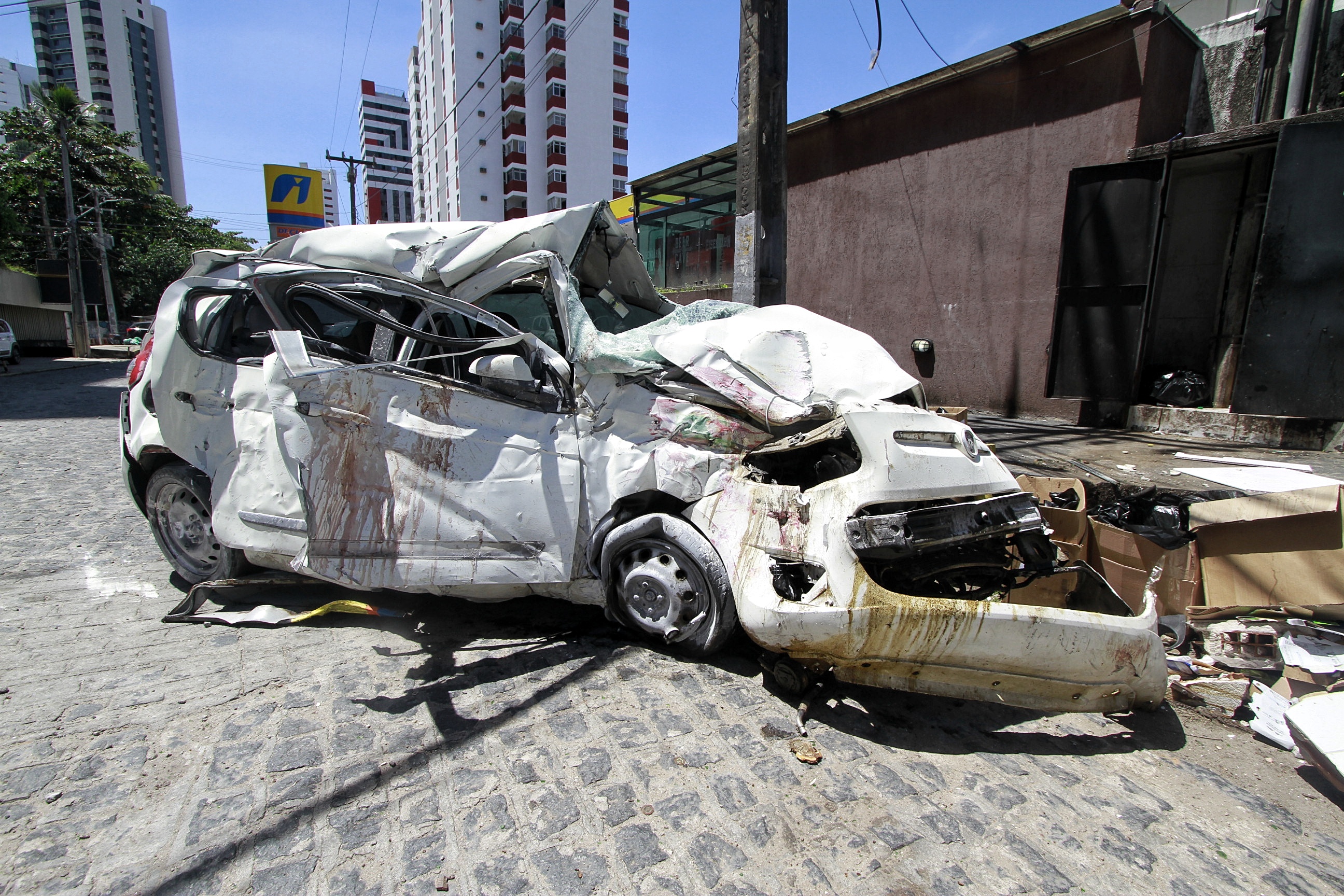 O motorista do veculo morreu no local do acidente. Segundo os bombeiros, dois clientes que estavam na rea externa da loja de convenincia foram atropelados pelo carro. (Romulo Chico/ Esp. Do foto.)