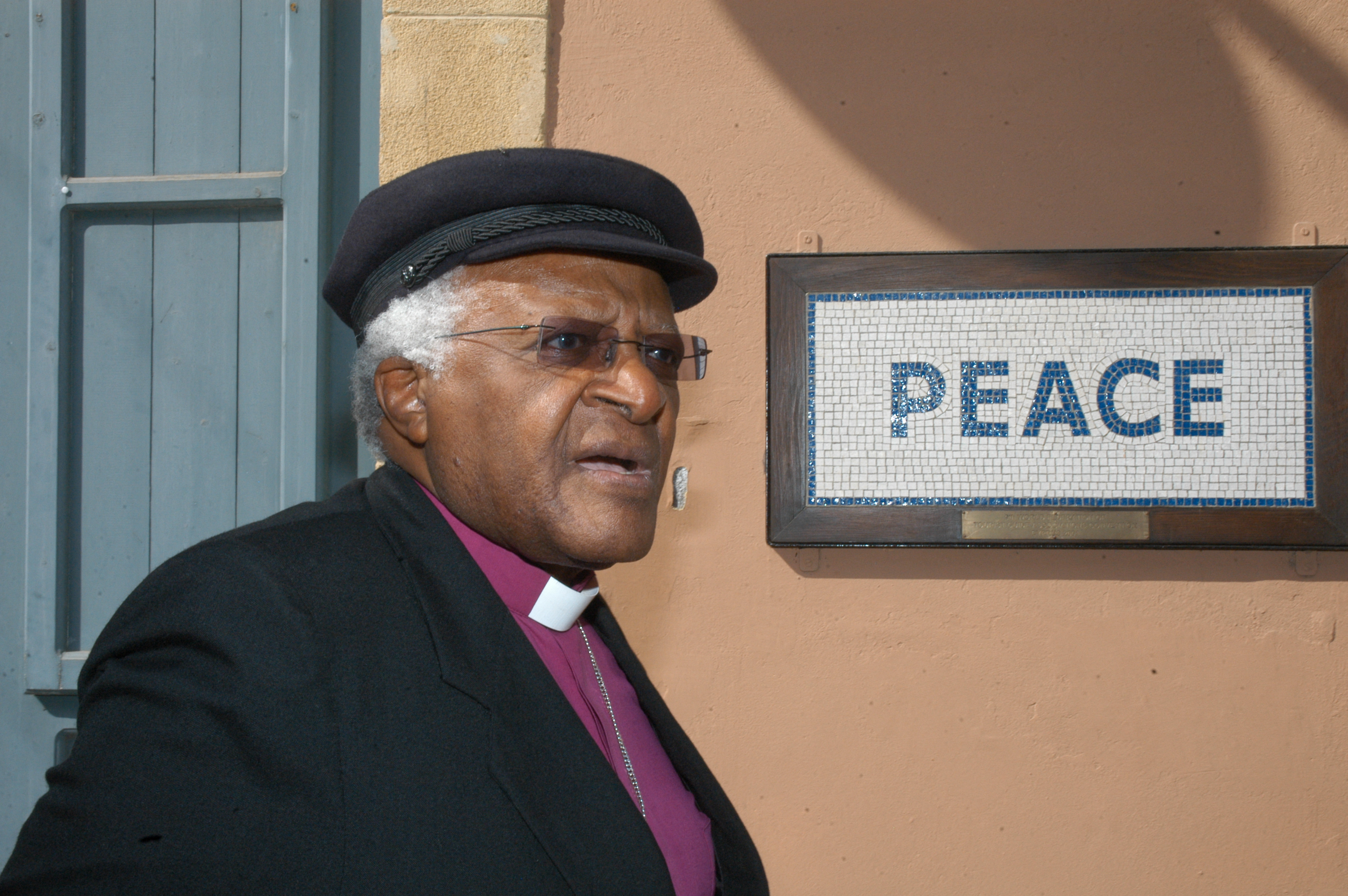Desmond Tutu foi considerado a 'consciência moral' da África do Sul, um pessoa que ajudou a derrubar o apartheid e depois empregou sua energia a serviço da reconciliação do país e dos direitos humanos. (STEFANOS KOURATZIS / AFP
) Desmond Tutu foi considerado a 'consciência moral' da África do Sul, um pessoa que ajudou a derrubar o apartheid e depois empregou sua energia a serviço da reconciliação do país e dos direitos humanos. (STEFANOS KOURATZIS / AFP
)