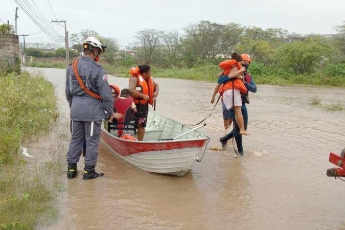 66 cidades do estado enfrentam situação de emergência. Mais de 4 mil pessoas estão desabrigadas.
(GovBa/Twitter) 66 cidades do estado enfrentam situação de emergência. Mais de 4 mil pessoas estão desabrigadas.
(GovBa/Twitter)