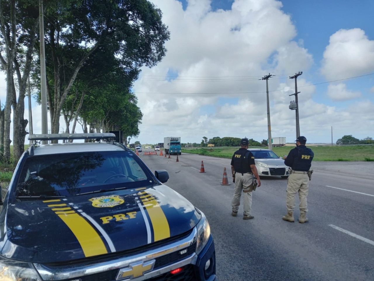 Mais de 1,9 mil pessoas foram alcançadas com ações educativas; 6.,0 auxílios foram prestados a motoristas nas rodovias.
(PRF/Divulgação) Mais de 1,9 mil pessoas foram alcançadas com ações educativas; 6.,0 auxílios foram prestados a motoristas nas rodovias.
(PRF/Divulgação)