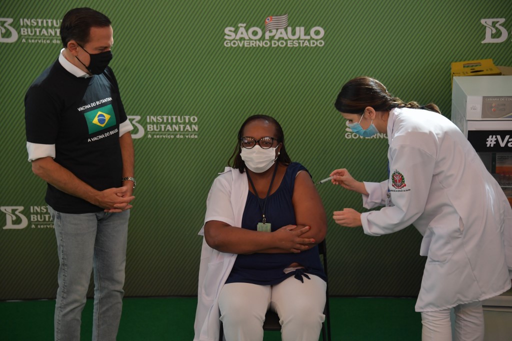 (Brasil encerra ano com mais de 75% da população vacinada com pelo menos uma dose depois de enfrentar o pior momento da pandemia em 2021. Foto: Nelson Almeida/AFP) (Brasil encerra ano com mais de 75% da população vacinada com pelo menos uma dose depois de enfrentar o pior momento da pandemia em 2021. Foto: Nelson Almeida/AFP)