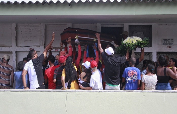  (Velrio do cantor comeou s 10h em Santo Amaro. Foto: Romulo Chico.)