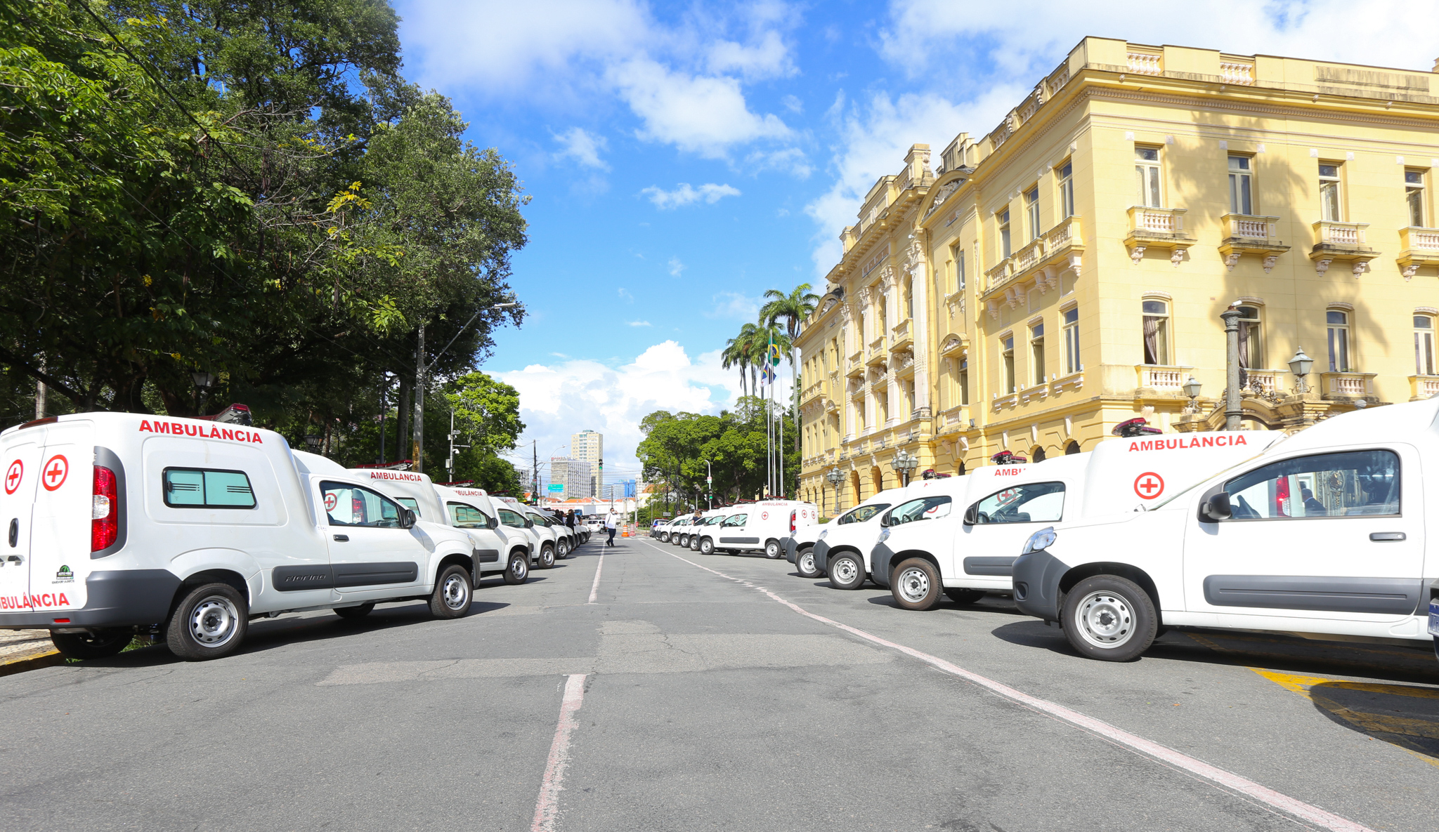 Veículos reforçarão o atendimento da população e foram adquiridos por meio de emendas parlamentares e com recursos do tesouro estadual.
(Aluísio Moreira/SEI) Veículos reforçarão o atendimento da população e foram adquiridos por meio de emendas parlamentares e com recursos do tesouro estadual.
(Aluísio Moreira/SEI)