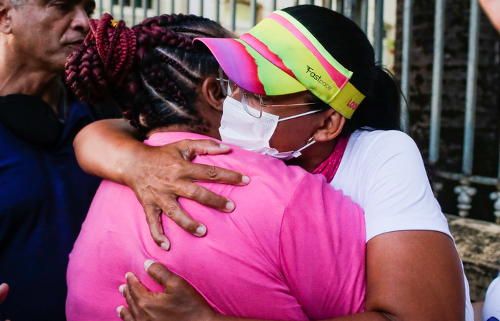 Mirtes Renata, mãe do menino Miguel, abraça Lucinha, mãe da menina Beatriz, em solidariedade e apoio ao caso (Foto: Rafael Vieira/ESP. DP FOTO)