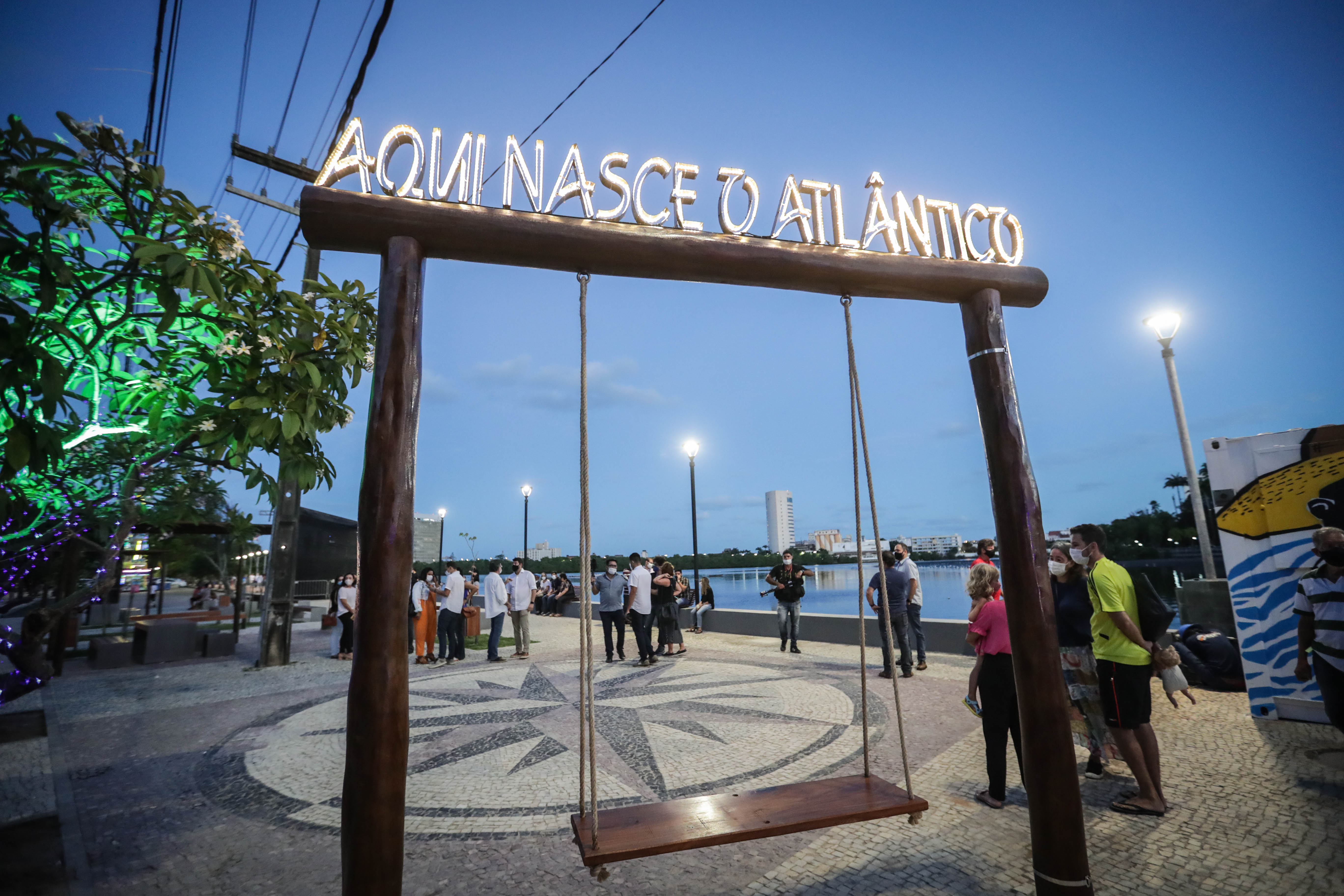 Encontro dos Rios faz referência a uma antiga brincadeira da cidade que conta que o encontro dos Rios Capibaribe e Beberibe formam o Oceano Atlântico. (Rodolfo Loepert / PCR) Encontro dos Rios faz referência a uma antiga brincadeira da cidade que conta que o encontro dos Rios Capibaribe e Beberibe formam o Oceano Atlântico. (Rodolfo Loepert / PCR)
