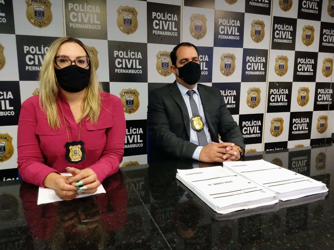 (Delegada Morgana Alves representando a Diretoria Integrada Especializada, ao lado do titular da Delegacia de Roubos e Furtos, delegado Paulo Berenguer.) (Delegada Morgana Alves representando a Diretoria Integrada Especializada, ao lado do titular da Delegacia de Roubos e Furtos, delegado Paulo Berenguer.)