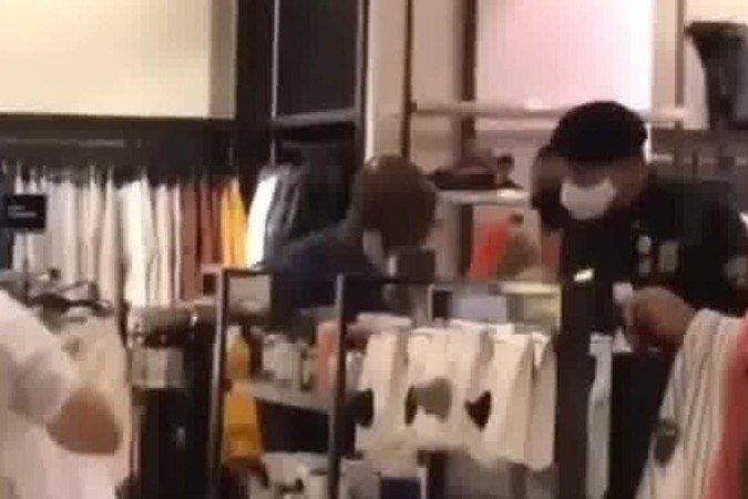 (Cliente já teria saído da loja, mas foi pedido pelos funcionários que ele retornasse e mostrasse a mochila e nota fiscal ao segurança do shopping. Foto: Redes Sociais/Reprdoução) (Cliente já teria saído da loja, mas foi pedido pelos funcionários que ele retornasse e mostrasse a mochila e nota fiscal ao segurança do shopping. Foto: Redes Sociais/Reprdoução)