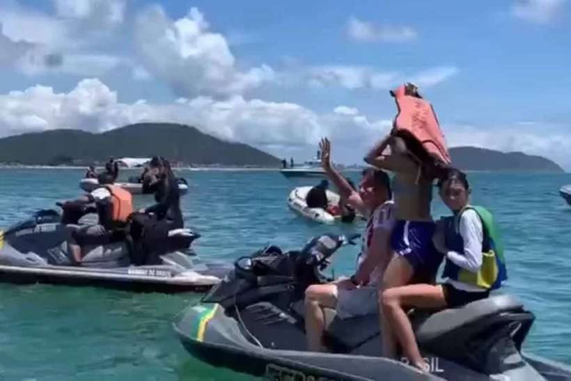 (Bolsonaro de férias: perto do jet-ski, longe da Bahia. Foto: Reprodução/Facebook) (Bolsonaro de férias: perto do jet-ski, longe da Bahia. Foto: Reprodução/Facebook)