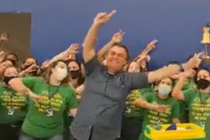 (O presidente ainda dançou junto com o grupo ao som do grito de guerra da loja balançando os braços com os indicadores para o alto. Foto: Reprodução / Redes Sociais) (O presidente ainda dançou junto com o grupo ao som do grito de guerra da loja balançando os braços com os indicadores para o alto. Foto: Reprodução / Redes Sociais)