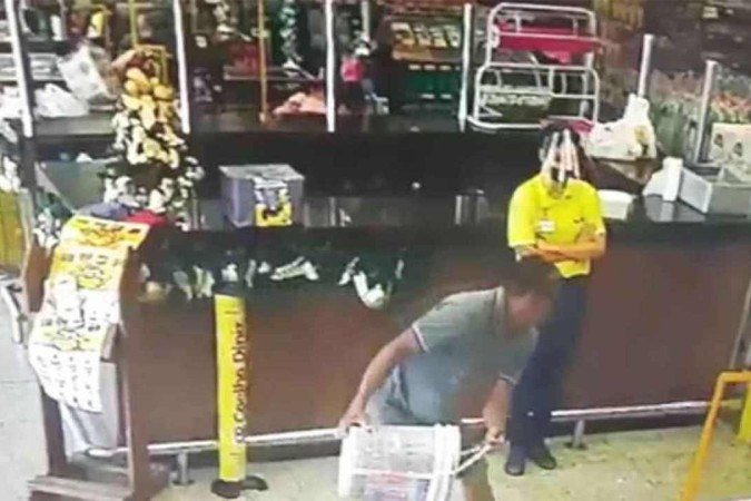 (Após o ato, funcionários do local tentaram conter o homem, mas não conseguiram e ele fugiu; Ninguém ficou ferido. Foto: Reprodução Câmera de Segurança/PM/Divulgação) (Após o ato, funcionários do local tentaram conter o homem, mas não conseguiram e ele fugiu; Ninguém ficou ferido. Foto: Reprodução Câmera de Segurança/PM/Divulgação)