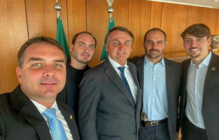 Para tentar se blindar, o presidente avisa que, nos debates, não aceitará questionamentos sobre enrascadas da família (Reprodução/ Redes Sociais) Para tentar se blindar, o presidente avisa que, nos debates, não aceitará questionamentos sobre enrascadas da família (Reprodução/ Redes Sociais)