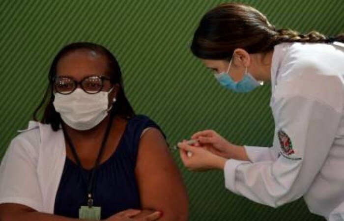 A enfermeira iniciou a imunização contra covid-19 no país, mas tornou-se alvo de boatos que tentam desestimular a vacinação dizendo que ela veio a óbito (Nelson Almeida)
