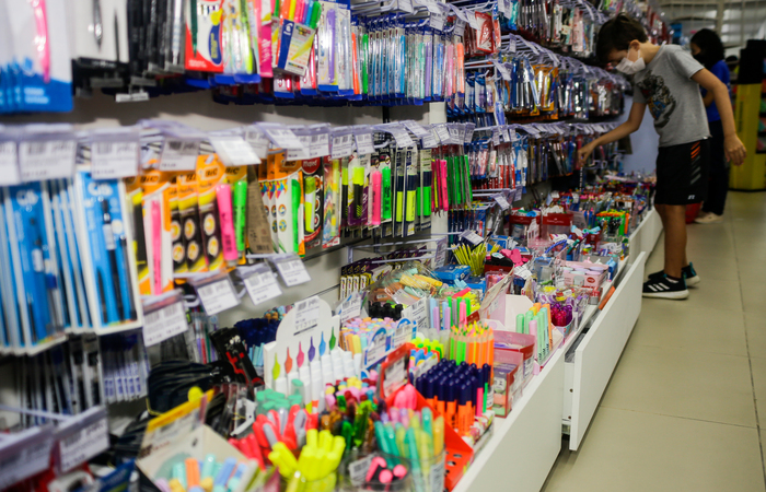Valorização do dólar fez com que matérias-primas para a produção do material ficassem mais caras (Foto: Rafael Vieira/Diário de Pernambuco ) Valorização do dólar fez com que matérias-primas para a produção do material ficassem mais caras (Foto: Rafael Vieira/Diário de Pernambuco )
