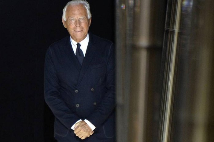 O famoso estilista italiano Giorgio Armani anunciou o cancelamento dos desfiles programados para janeiro em Milão e Paris
(Foto: Miguel Medina/AFP) O famoso estilista italiano Giorgio Armani anunciou o cancelamento dos desfiles programados para janeiro em Milão e Paris
(Foto: Miguel Medina/AFP)