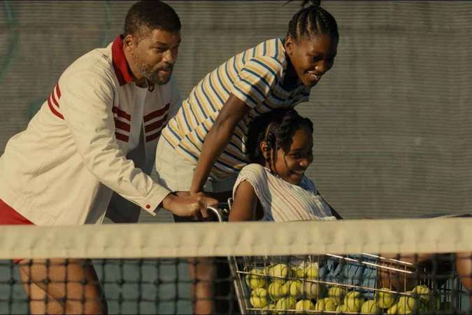 Richard (Will Smith) planejou a carreira vitoriosa de Venus (Sanyya Sidney) e Serena (Demi Singleton), antes do nascimento das filhas (Foto: Warner Bros/Divulgação)