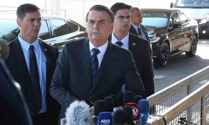 Bolsonaro fala a apoiadores no Palácio da Alvorada (Foto: Redes Sociais/Reprodução) Bolsonaro fala a apoiadores no Palácio da Alvorada (Foto: Redes Sociais/Reprodução)