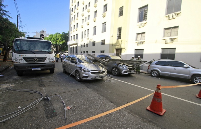  (Ninguém ficou ferido em queda de poste na Rua do Imperador, centro do Recife. Foto: Romulo Chico. )