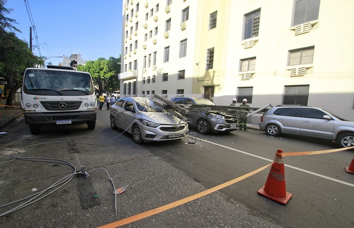 (Ninguém ficou ferido em queda de poste na Rua do Imperador, centro do Recife. Foto: Romulo Chico. ) (Ninguém ficou ferido em queda de poste na Rua do Imperador, centro do Recife. Foto: Romulo Chico. )