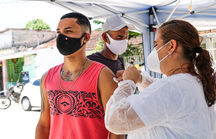 (Cinco postos de vacinação nos principais shoppings da cidade seguem com vacinação sem agendamento, de segunda a sábado, das 10h às 20h, e aos domingos, das 12h às 20h. Foto: IKAMAHÃ / SECRETARIA DE SAÚDE DO RECIFE.) (Cinco postos de vacinação nos principais shoppings da cidade seguem com vacinação sem agendamento, de segunda a sábado, das 10h às 20h, e aos domingos, das 12h às 20h. Foto: IKAMAHÃ / SECRETARIA DE SAÚDE DO RECIFE.)