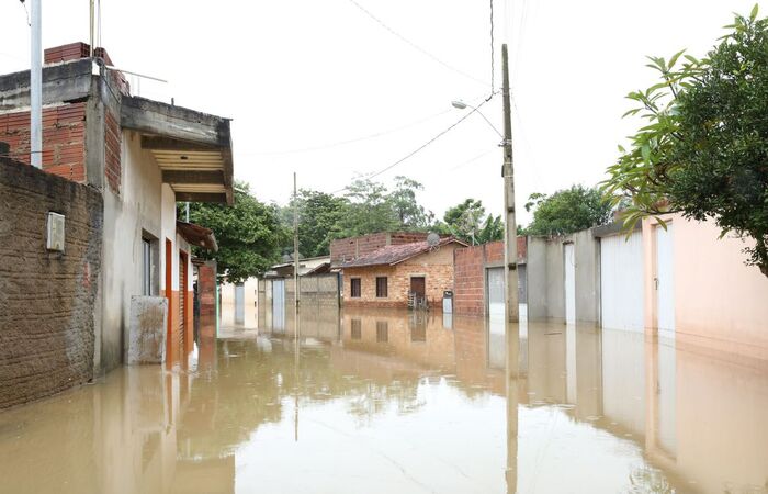 Moradores de Itabuna e Itororó, municípios diretamente atingidos pelas fortes chuvas, poderão retirar o benefício sem necessidade de ir até uma agência da Caixa (Foto: Gil Leonardi/Agência Brasil ) Moradores de Itabuna e Itororó, municípios diretamente atingidos pelas fortes chuvas, poderão retirar o benefício sem necessidade de ir até uma agência da Caixa (Foto: Gil Leonardi/Agência Brasil )
