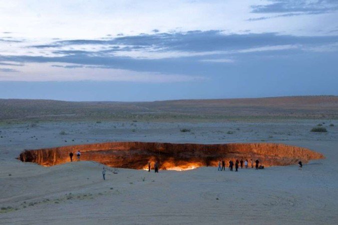 O local é uma importante fonte de turismo, diversas pessoas viajam o mundo para conhecer a cratera flamejante (Foto: Stefan Schinning/Flickr) O local é uma importante fonte de turismo, diversas pessoas viajam o mundo para conhecer a cratera flamejante (Foto: Stefan Schinning/Flickr)