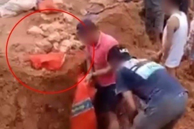  (As imagens mostram o momento em que os moradores cavam buracos na terra, a procura do produto. Foto: Reprodução/Redes Sociais)