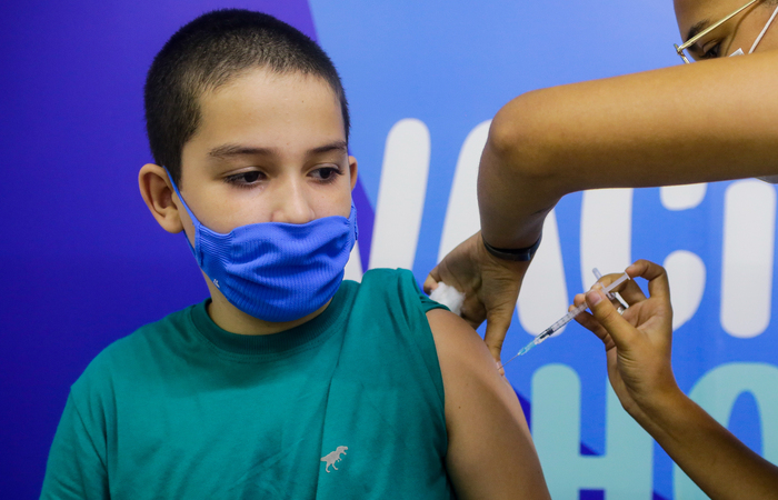 (Após se vacinar, garotada no Recife recebe um certificado de "criança supervacinada" e tem momento de recreação. Foto: Rafael Vieira. ) (Após se vacinar, garotada no Recife recebe um certificado de "criança supervacinada" e tem momento de recreação. Foto: Rafael Vieira. )