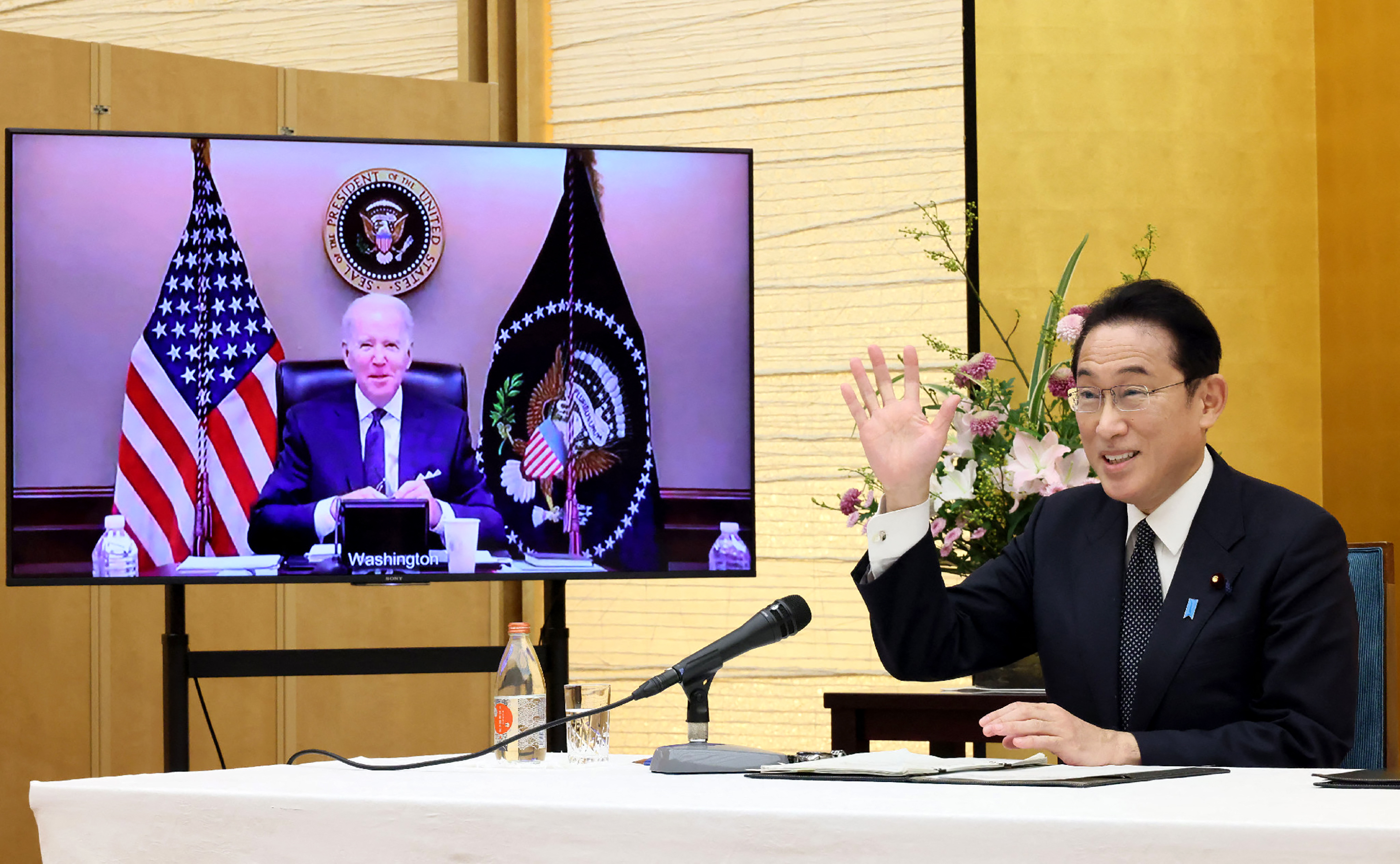  (Foto: Handout / JAPAN'S CABINET PUBLIC RELATIONS OFFICE VIA JIJI PRESS / AFP)