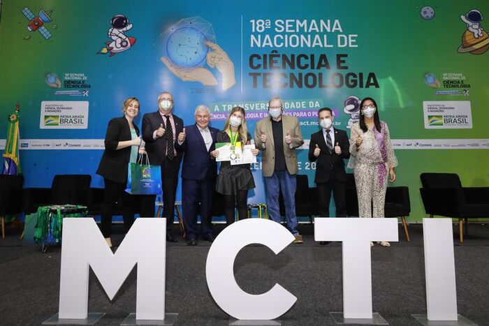 Verena Paccola recebe medalha de ordem ao mérito do MCTI (Foto: Neila Rocha (ASCOM/SEAPC/MCTI))