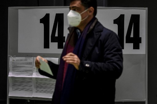 Mais de 300 mil eleitores portugueses que se inscreveram para votar com uma semana de antecedncia. (PATRICIA DE MELO MOREIRA / AFP

)