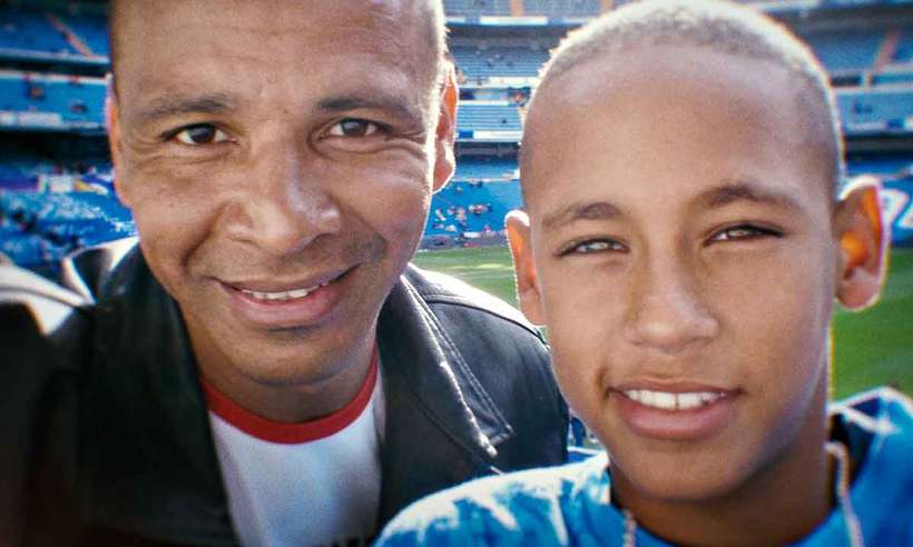 Discusso dos dois est entre as cenas da atrao da Netflix, que estreia tera (25). Craque abriu at seu quarto para o diretor David Charles Rodrigues. Na foto, o pai e filho nos tempos em que o garoto paulista ainda era promessa do futebol brasileiro. (Netflix/Divulgao)