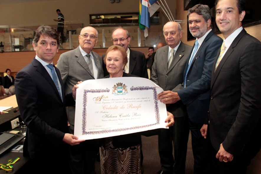 Na foto, Helena Caúla Reis recebe título de Cidadã Recifense, em 2018. (Divulgação) Na foto, Helena Caúla Reis recebe título de Cidadã Recifense, em 2018. (Divulgação)