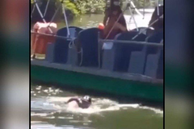 (Vídeo que viralizou nas redes sociais mostra o momento em que o homem nada até outra embarcação, enquanto os passageiros repreendem o agressor. Foto: Redes sociais/Reprodução) (Vídeo que viralizou nas redes sociais mostra o momento em que o homem nada até outra embarcação, enquanto os passageiros repreendem o agressor. Foto: Redes sociais/Reprodução)