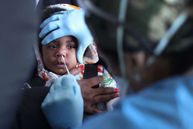  (Com o agravamento da situação, especialistas alertam para a importância da vacinação e do uso de máscaras. Foto: Scott Olson/AFP)