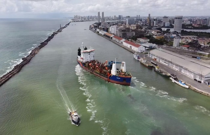 A draga da empresa holandesa Van Oord já está na capital pernambucana e em operação (Divulgação/Porto do Recife)