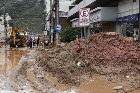 Trabalhos de desobstrução na Rua Teresa, bloqueada pela lama de deslizamentos de terra durante chuvas em Petrópolis. (Foto: Fernando Frazão/Agência Brasil)