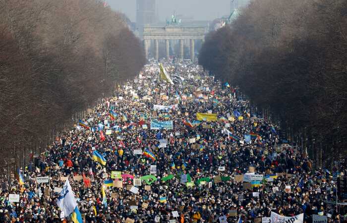 Os manifestantes carregavam bandeiras em amarelo e azul, as cores nacionais da Ucrnia. ( Odd ANDERSEN / AFP)