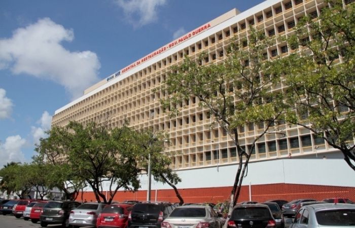 Segundo funcionria do hospital, acompanhantes dormem em pedaos de papelo sob as macas  (Governo do Estado de Pernambuco)