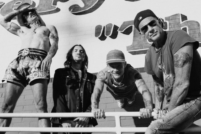 O guitarrista (de jaqueta) passou dez anos longe da banda com a qual gravou lbuns lendrios, como o Californication (Clara Balzary/Divulgao)