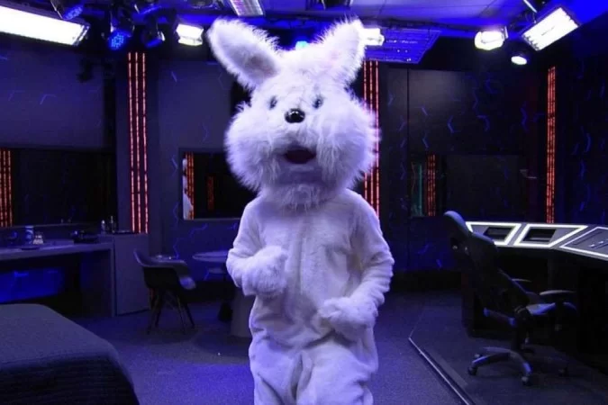 BBB22: Vestido de coelho, Arthur volta para a casa e surpreende os brothers