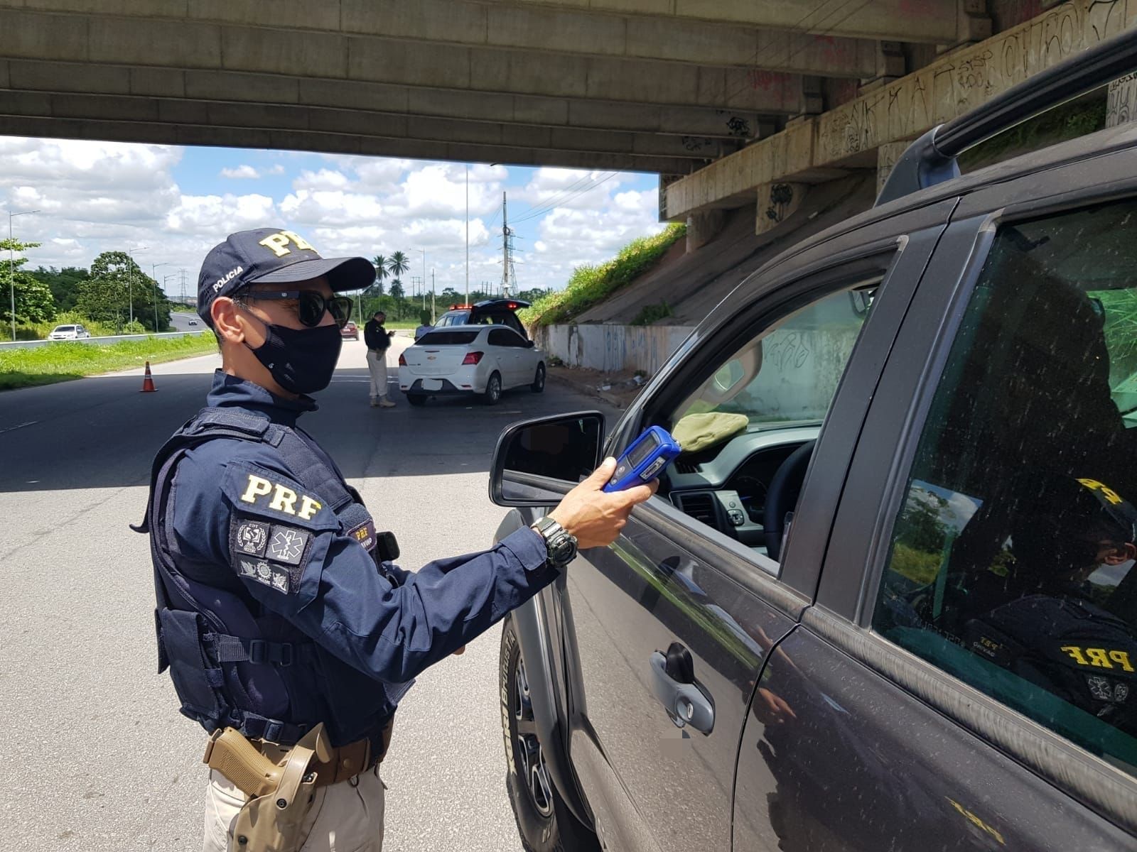Um total de 69 motoristas foram autuados por alcoolemia; 22 pessoas foram detidas por diversos crimes. (PRF/Divulgação)