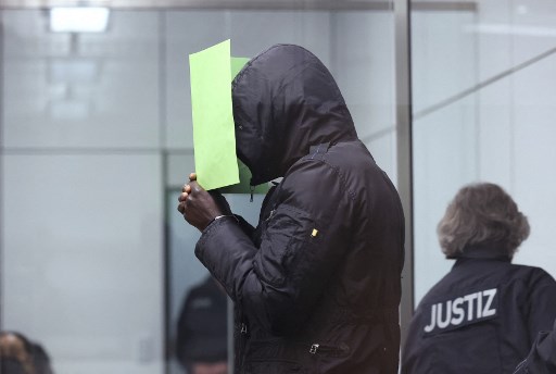 Bai Lowe, acusado de crimes de lesa humanidade, assassinato e tentativa de assassinato, chega ao tribunal. (Foto: RONNY HARTMANN / POOL / AFP)