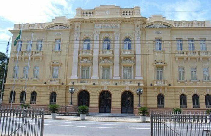 Servidor foi vítima de assaltantes que buscavam subtrair computadores do estabelecimento (Divulgação) Servidor foi vítima de assaltantes que buscavam subtrair computadores do estabelecimento (Divulgação)