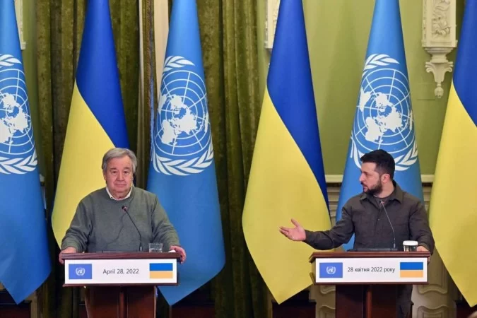 Zelensky (D) recebe Guterres: comitiva "abalada" pelos ataques (Foto: Sergei Supinsky/AFP) Zelensky (D) recebe Guterres: comitiva "abalada" pelos ataques (Foto: Sergei Supinsky/AFP)